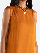 Vestido largo sin mangas de corte recto y holgado, con escote bote y bolsillos laterales. Confeccionado en mezcla de lyocell, viscosa y lino.