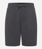 Bermuda masculina de corte slim, confeccionada en tejido de algodón con felpa. Presenta cintura elástica con cordón ajustable, bolsillos laterales y una pequeña etiqueta aplicada en el ruedo.