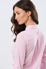 Camisa de lino lisa de manga larga, con cuello clásico y cierre frontal de botones.