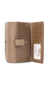 Billetera larga de diseño rectangular con solapa frontal y detalle de aro metálico central. Presenta múltiples compartimentos internos para tarjetas, billetes y un monedero con cierre.