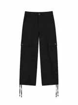 Pantalón cargo negro de corte recto, con bolsillos laterales con solapa y cierre de botón, y cordones ajustables en los tobillos.