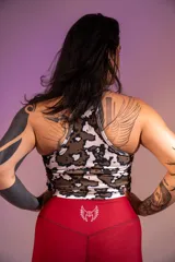 Musculosa deportiva estampada con diseño abstracto en tonos marrones y blancos.