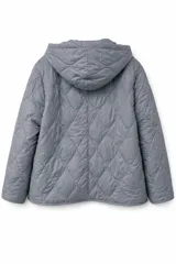 Campera acolchada de color azul, con diseño de costuras en rombos, cierre frontal, capucha y bolsillos delanteros amplios.