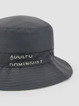 Gorro tipo bucket gris con banda decorativa y texto bordado.