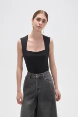 Body de poliamida al cuerpo con breteles anchos y escote cuadrado. Cuenta con cierre de broches en la parte inferior.