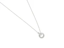 Collar plateado de acero con dije circular con circonias engarzadas.