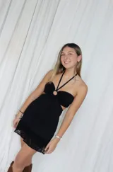 Vestido corto azul metalizado con diseño cut-out, argolla central en el busto, tirantes halter y falda con volado en el ruedo.