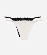 Kit de dos bombachas colaless tipo string confeccionadas en encaje floral, una en color negro y otra en color blanco. Presentan laterales finos regulables con tirantes elásticos y un pequeño dije metálico dorado en la parte frontal.
