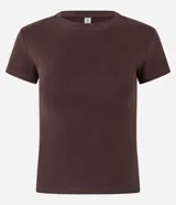 Blusa básica de manga corta y cuello redondo, confeccionada en malla rib de algodón con ajuste ceñido al cuerpo.