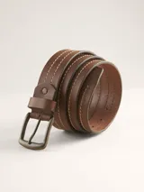 Cinturón de cuero marrón con hebilla metálica color peltre y costuras en hilo color crema.