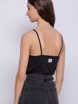 Top sin mangas color turquesa, de textura acanalada y brillante.