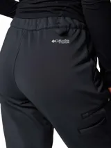 Pantalón de senderismo Columbia Vast Canyon Pant Omni-Shield, color negro, de tiro alto y diseño técnico con bolsillos con cierre.
