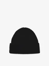 Gorro tipo beanie de punto acanalado en color blanco, con dobladillo y etiqueta rectangular con logo de la marca en el frente.