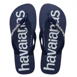 Chancletas de goma azul marino con gran estampado del logo de Havaianas en color blanco a lo largo de la plantilla. Tiras texturizadas con el nombre de la marca en relieve.