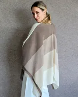 Ruana de lana con diseño a rayas horizontales en tonos beige y marrón.