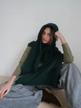 Pashmina rectangular color beige claro, de tejido suave y liviano. Ideal para usar como chalina o bufanda.