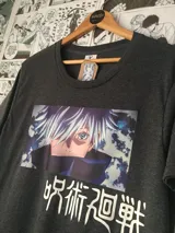 Remera gris con estampado de Satoru Gojo del anime Jujutsu Kaisen.