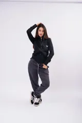 Campera de felpa con frisa y lycra color bordó, con capucha, cierre metálico y bolsillos frontales.