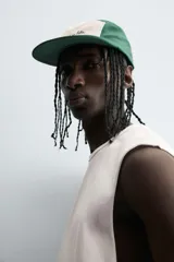 Musculosa gris de corte holgado con cuello redondo y sisa ancha.