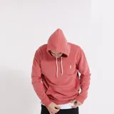 Canguro rojo con capucha y cordones blancos, de algodón sin felpa y corte clásico.