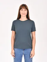 Remera de algodón color negro con efecto lavado, cuello redondo y mangas cortas con terminación al corte.