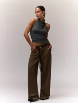 Top gris oscuro elastizado, asimétrico, ajustado al cuello.