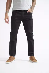 Pantalón de corte slim con diseño de cinco bolsillos y logo bordado. Confeccionado en tejido de algodón con spandex para mayor comodidad.