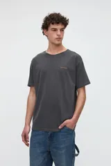 Remera de manga corta color gris oscuro con efecto lavado, corte holgado y gran estampado en la espalda con la inscripción "Eat Pasta".