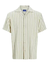 Camisa de manga corta a rayas verticales color crudo y verde, con cuello resort, corte holgado y cierre frontal con botones.