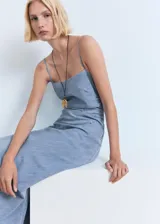 Vestido midi de corte recto color celeste con efecto denim, tirantes finos ajustables, escote cuadrado y detalle drapeado en la cintura.