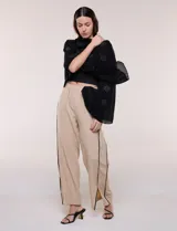 Pashmina ligera de color negro, de forma rectangular, con aplicaciones de brillos formando patrones geométricos.
