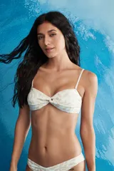 Top de bikini crudo con estampado de hojas en tonos beige, con diseño de nudo en el centro del busto y tirantes finos regulables.