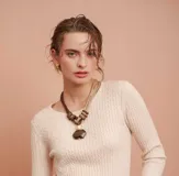 Collar corto con colgante de acrílico color marrón y beige, con cordones de cuero marrón y beige.