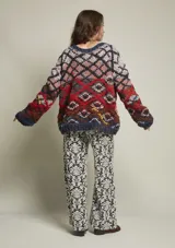 Sweater de lana tejido y bordado a mano en Uruguay, de calce holgado con cuello a la base y puños.