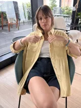 Sobrecamisa de pana color amarillo, con cuello clásico, cierre frontal de botones y bolsillos delanteros con solapa.