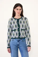 Saco de punto con diseño de rombos en tonos verde, amarillo y gris. Presenta cuello redondo, cierre frontal con botones y dos bolsillos delanteros con terminaciones en contraste.