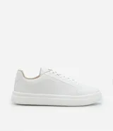 Championes casuales de hombre marca Viko, confeccionados en poliuretano color blanco con suela bold y cierre mediante cordones.