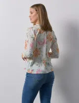 Blusa de gasa estampada con flores, marca Sioni. Manga larga con terminación de puño y botón.