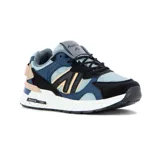 Zapatilla deportiva Austral modelo Ushuaia, de estilo chunky/retro, con combinación de colores azul oscuro, celeste claro, negro y detalles en beige/nude. Presenta una capellada de malla y gamuza sintética, con una entresuela blanca con salpicaduras negras y el logo de Austral 1997 en el lateral.