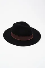 Sombrero de ala ancha confeccionado en lana negra, con cinta decorativa de grosgrain en color marrón oscuro con bordes deshilachados.