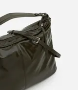 Cartera tipo hobo de gran tamaño confeccionada en poliuretano color negro, con acabado liso y brillante. Presenta un diseño de media luna con cierre superior de cremallera, correa de mano fija y asa larga desmontable. Incluye un detalle de cremallera lateral que permite expandir su capacidad interna.