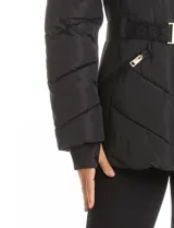 Campera puffer Michael Kors de corte entallado, con diseño capitoneado, cierre frontal, cuello alto y capucha desmontable con borde de piel sintética. Incluye cinto elástico con hebilla metálica, bolsillos laterales con cierre y puños de tejido elástico con abertura para pulgar.