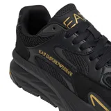 Championes deportivos EA7 Emporio Armani modelo Infinity Venom, color negro con detalles en dorado. Presentan un diseño técnico con capellada de tejido transpirable y una suela robusta con aberturas geométricas.