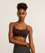 Top deportivo de tirantes finos, color marrón oscuro, con escote cuadrado y ajuste al cuerpo.