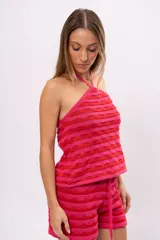 Top tejido de algodón a rayas horizontales en tonos rosa y rojo, con cuello halter y tiras finas.