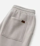 Pantalón de corte recto confeccionado en tejido de algodón y poliéster, con cintura elástica ajustable mediante lazo y bolsillos laterales.