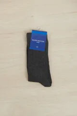 Par de medias de vestir color gris oscuro, con textura acanalada vertical.