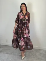 Vestido largo de estilo campesino confeccionado en organdí, con estampa floral chintz de estilo romántico. Presenta escote en V, cintura completamente elastizada y mangas tres cuartos con volados en los puños, además de una falda de diseño escalonado.