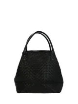 Cartera tipo tote de hombro en color negro, confeccionada en ecocuero con diseño trenzado. Cuenta con compartimento principal con cierre de cremallera y bolsillo interior con cierre.