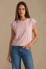Remera de algodón color rosa, con cuello redondo y mangas cortas con diseño de hombros caídos.